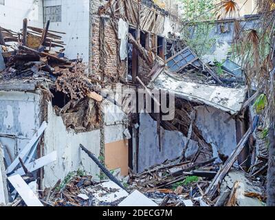 Resti di un vecchio edificio residenziale con pezzi di charme legno e detriti che si trovano intorno Foto Stock