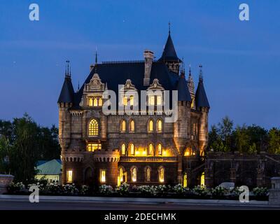 Khryashchevka, Russia, 16 luglio 2020, Castello Garibaldi, la sera nel castello di pietra c'è una luce nelle finestre Foto Stock