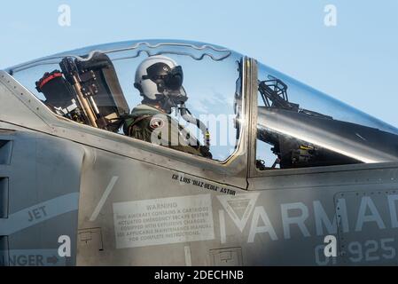 Un jet da combattimento McDonnell Douglas AV-8B Harrier II della Marina Spagnola alla portaerei Juan Carlos e al ponte di atterraggio dell'elicottero. Foto Stock