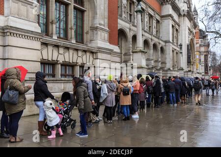 Lunga coda di visitatori e turisti, fila d'ingresso fuori dal Victoria and Albert (V&A) Museum a South Kensingon, Londra, Inghilterra Foto Stock