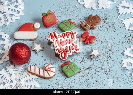 Natale sfondo festivo con carta fiocchi di neve, pan di zenzero smaltato, elementi decorativi vista dall'alto. Banner di Natale. Foto Stock
