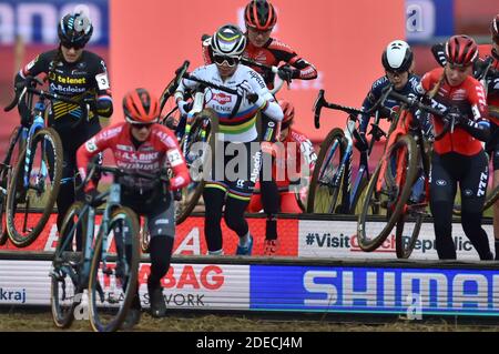 Tabor, Repubblica Ceca. 29 Nov 2020. I ciclisti gareggiano durante la gara di Coppa del mondo di ciclocross, gara d'élite femminile, il 29 novembre 2020, a Tabor, Repubblica Ceca. Credit: Vaclav Pancer/CTK Photo/Alamy Live News Foto Stock