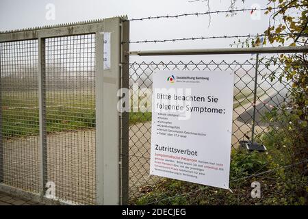 Bamberga, Germania 28 novembre 2020: Simboli - Coronavirus - 11/28/2020 segnale indicante il divieto di ingresso con i seguenti sintomi all'ingresso del centro di test Corona a Bamberga | utilizzo in tutto il mondo Foto Stock