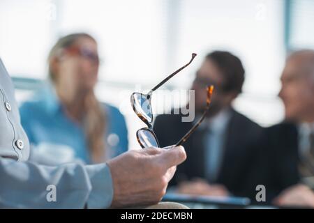 primo piano. immagine di sfondo di una donna d'affari in ufficio Foto Stock