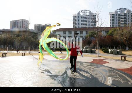 Yantai, Yantai, Cina. 30 novembre 2020. Shandong, CINA-il 29 novembre 2020, il distretto di Penglai, la città di Yantai, la provincia di Shandong, conosciuta come la ''Fairyland sulla Terra'', ha avuto un bel tempo. La gente è andata fuori per godere di vari sport e godere degli sport invernali, godendo il calore del sole d'inverno. Credit: SIPA Asia/ZUMA Wire/Alamy Live News Foto Stock