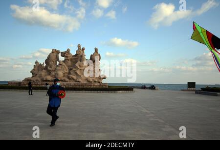 Yantai, Yantai, Cina. 30 novembre 2020. Shandong, CINA-il 29 novembre 2020, il distretto di Penglai, la città di Yantai, la provincia di Shandong, conosciuta come la ''Fairyland sulla Terra'', ha avuto un bel tempo. La gente è andata fuori per godere di vari sport e godere degli sport invernali, godendo il calore del sole d'inverno. Credit: SIPA Asia/ZUMA Wire/Alamy Live News Foto Stock