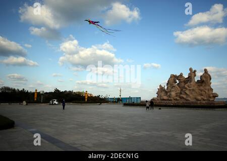 Yantai, Yantai, Cina. 30 novembre 2020. Shandong, CINA-il 29 novembre 2020, il distretto di Penglai, la città di Yantai, la provincia di Shandong, conosciuta come la ''Fairyland sulla Terra'', ha avuto un bel tempo. La gente è andata fuori per godere di vari sport e godere degli sport invernali, godendo il calore del sole d'inverno. Credit: SIPA Asia/ZUMA Wire/Alamy Live News Foto Stock