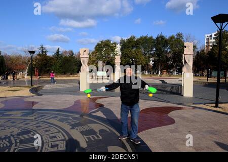 Yantai, Yantai, Cina. 30 novembre 2020. Shandong, CINA-il 29 novembre 2020, il distretto di Penglai, la città di Yantai, la provincia di Shandong, conosciuta come la ''Fairyland sulla Terra'', ha avuto un bel tempo. La gente è andata fuori per godere di vari sport e godere degli sport invernali, godendo il calore del sole d'inverno. Credit: SIPA Asia/ZUMA Wire/Alamy Live News Foto Stock