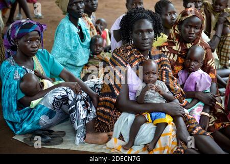 I rifugiati sono fuggiti nel campo profughi di Kule in Etiopia a causa di Gli scontri tra le forze governative sudanesi e quelle sudanesi Ex presidente Riek Mac Foto Stock