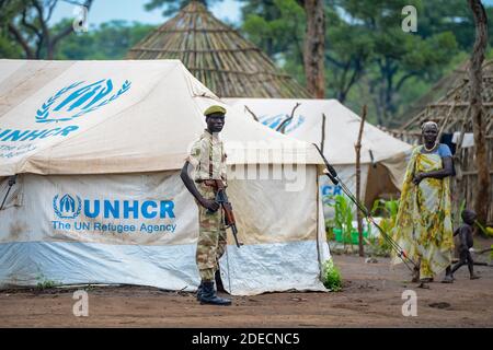 Un soldato etiope nel campo profughi di Kule a Gambela, Etiopia, il 15 luglio 2014. Foto Stock