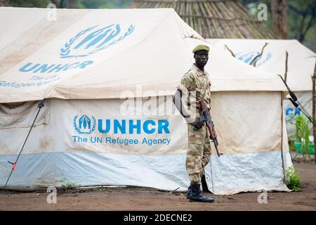 Un soldato etiope nel campo profughi di Kule a Gambela, Etiopia, il 15 luglio 2014. Foto Stock