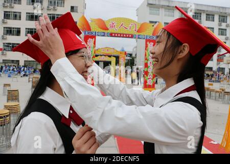 Laibin, Laibin, Cina. 30 novembre 2020. Guangxi, CINA-il 28 novembre 2020, la Scuola superiore superiore della contea di Xincheng nella città di Laibin, nella regione autonoma di Guangxi Zhuang, ha tenuto una cerimonia di arrivo di 18 anni per più di 1,200 studenti delle scuole superiori, tra cui cancello per adulti, cappello per adulti, giuramento per adulti, culto degli insegnanti, culto dei genitori e altre attività, in modo che i genitori, gli insegnanti e gli studenti della scena hanno assistito a una diversa cerimonia di avvento. Credit: SIPA Asia/ZUMA Wire/Alamy Live News Foto Stock