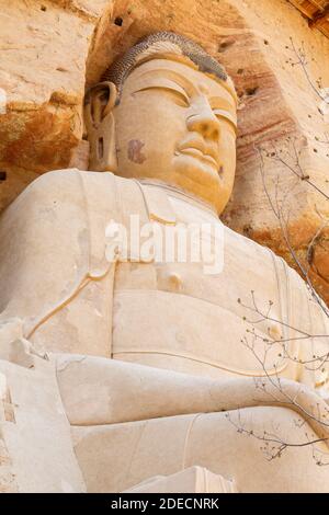 Bingling si shiku, Provincia di Gansu / Cina - 27 aprile 2017: Primo piano del Grande Buddha Maitreya. Situato nella provincia di Gansu presso le grotte di Bingling. Foto Stock