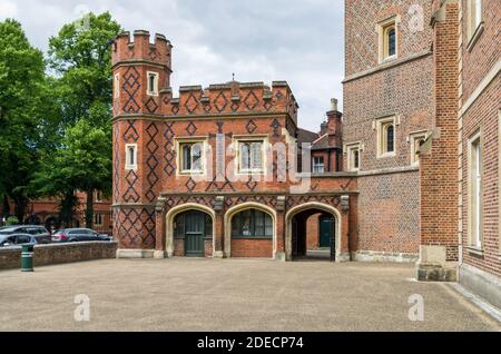 Eton College, una scuola pubblica per ragazzi, Eton, Berkshire, Regno Unito; vista della facciata. Foto Stock