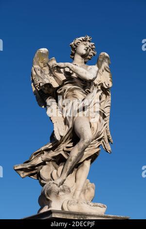 Angelo con la statua della sovraiscrizione sul ponte di Ponte Sant Angelo a Roma. Scultura in marmo del XVII secolo, disegno di Gian Lorenzo Bernini Foto Stock