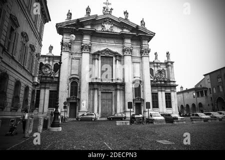 Mantova, Lombardia, Italia, 2015 dicembre: La Cattedrale di San Pietro Apostolo in piazza rinascimentale Piazza Sordello, Mantova, nel periodo natalizio. Fotografia in bianco e nero. Foto Stock