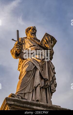 Statua dell'apostolo di San Paolo con una spada spezzata e un libro sul Ponte Sant'Angelo a Roma. Scultura in marmo del 1464 di Paulo Romano a. Foto Stock