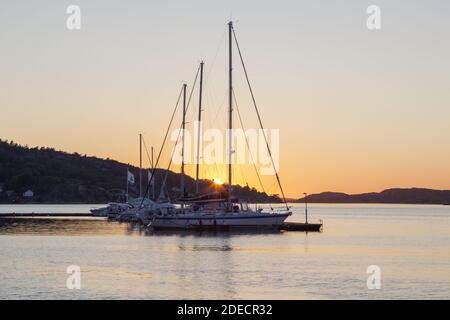 Geografia / viaggio, Svezia, Bohuslaen, Fjaellbacka, barca a vela nel porto turistico di Fjaellbacka vicino al tramonto, Additional-Rights-Clearance-Info-Not-Available Foto Stock