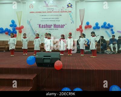 India 02 luglio 2020 Srinagar Jammu e Kashmir il 24 settembre 2018. I bambini stanno eseguendo una danza culturale in una scuola palloncini di colori diversi con Foto Stock