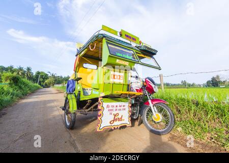 Un triciclo personalizzato, un veicolo passeggeri locale a Mindanao, Filippine Foto Stock