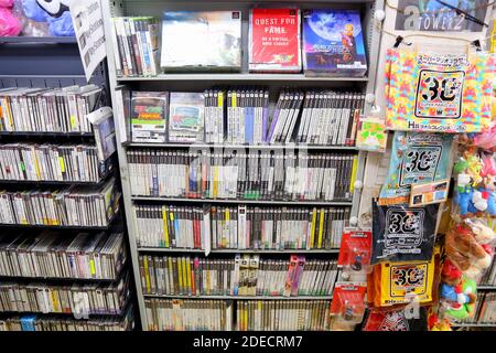 TOKYO, GIAPPONE - 4 DICEMBRE 2016: Negozio da collezione di giochi retrò nel quartiere Akihabara di Tokyo, Giappone. Akihabara Electric District è specializzato in anim Foto Stock