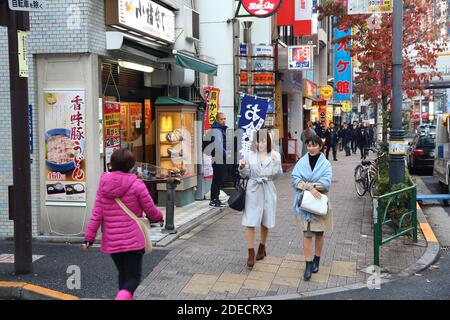 TOKYO, GIAPPONE - 1 DICEMBRE 2016: I pedoni camminano nel quartiere Roppongi di Tokyo, Giappone. Tokyo è la capitale del Giappone. 37.8 milioni di persone vivono io Foto Stock