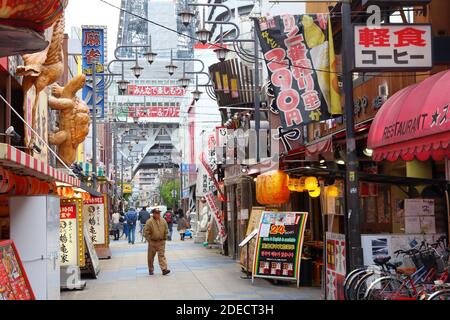 OSAKA, Giappone - 23 novembre 2016: la gente visita quartiere Shinsekai nell area di Minami di Osaka, in Giappone. Osaka appartiene alla seconda più grande area metropolitana o Foto Stock