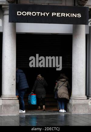 Leicester, Leicestershire, Regno Unito. 30 novembre 2020. I lavoratori entrano in un negozio Burton e Dorothy Perkins mentre aspettano di sentire se il gruppo Arcadia deve entrare in amministrazione. Credit Darren Staples/Alamy Live News. Foto Stock