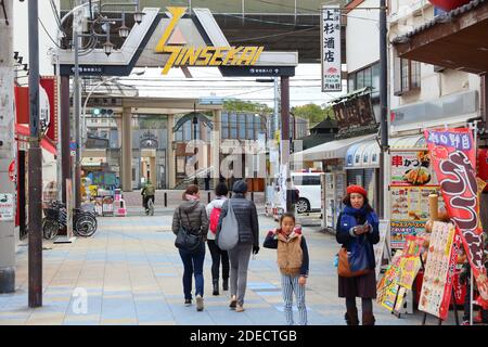 OSAKA, Giappone - 23 novembre 2016: la gente visita quartiere Shinsekai nell area di Minami di Osaka, in Giappone. Osaka appartiene alla seconda più grande area metropolitana o Foto Stock