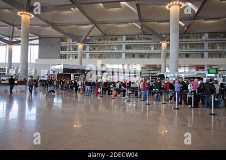 I passeggeri in attesa di passare attraverso i controlli di sicurezza nella sala delle partenze del terminal 3 dell'aeroporto di Malaga, Malaga, Spagna Foto Stock