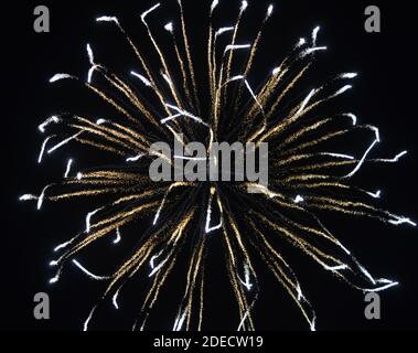 i fuochi d'artificio sono una classe di dispositivi pirotecnici a bassa esplosività utilizzati per scopi estetici e di intrattenimento. Foto Stock