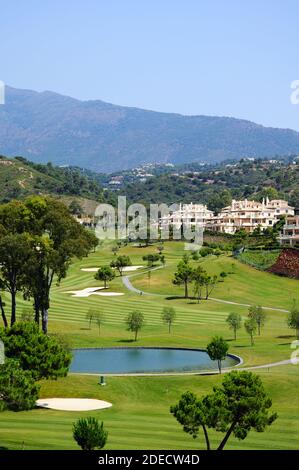 Vista elevata del campo da golf El Higueral con le montagne sul retro, Benahavis, Spagna. Foto Stock