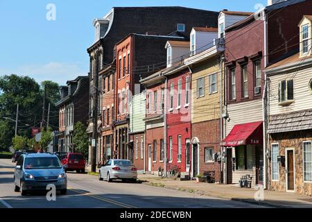 PITTSBURGH, USA - 30 GIUGNO 2013: Vista sulla strada della zona residenziale di Lawrenceville, Pittsburgh. È la seconda città più grande della Pennsylvania con populat Foto Stock