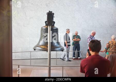 PHILADELPHIA, USA - 11 GIUGNO 2013: La gente visita la famosa Liberty Bell a Philadelphia. Foto Stock