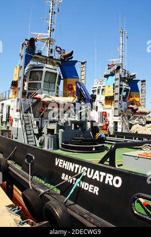 Ocean andare Tugs Vehinte e Vehinticuatro di Santander nel porto di Malaga, Spagna. Foto Stock