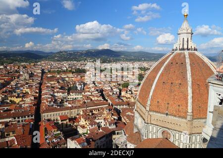 Firenze città vista aerea con la Cattedrale di Santa Maria del Fiore. Città vecchia architettura a Firenze (Toscana, Italia). Foto Stock