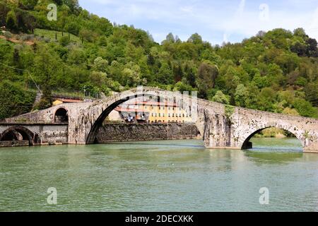 Ponte della Maddalena - importante ponte medievale in Italia. Parte della storica Via Francigena rotta commerciale in Toscana. Noto anche come Ponte del Diavolo. Foto Stock