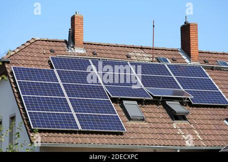 Pannelli solari su tetto generico casa. Produzione di energia fotovoltaica presso Dortmund, Germania. Foto Stock