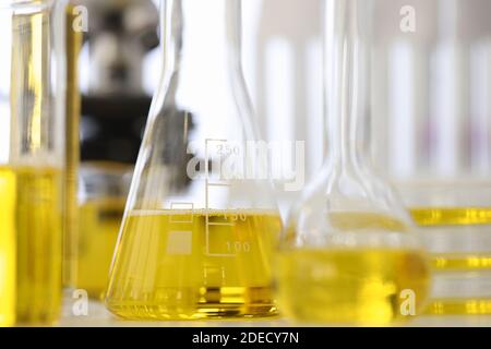 In laboratorio, le provette con liquido giallo sono riportate sul tavolo Foto Stock