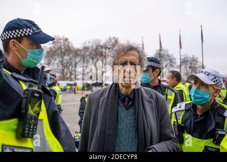 Piers Corbyn circondato dalla polizia a una protesta anti-blocco a Londra, Regno Unito. Corbyn fu poi arrestato Foto Stock