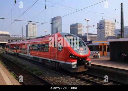 DORTMUND, GERMANIA - 16 SETTEMBRE 2020: Treno passeggeri Deutsche Bahn (modello: Pesa link) alla stazione Hauptbahnhof di Dortmund. Foto Stock