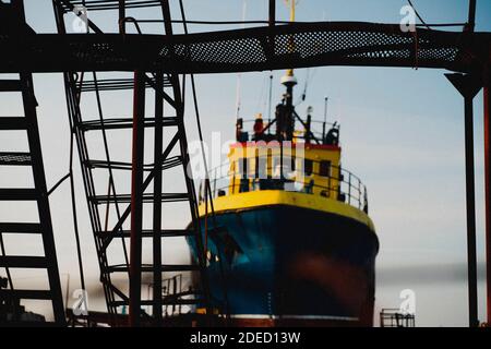 Un peschereccio si trova nel porto in fase di riparazione Foto Stock