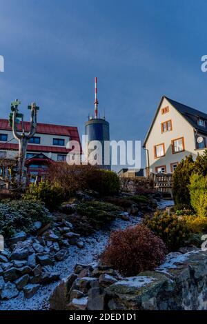 Passeggiata invernale in una giornata di sole intorno all'Inselsberg - Turingia/Germania Foto Stock