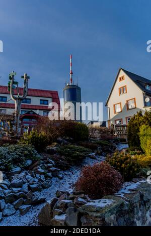 Passeggiata invernale in una giornata di sole intorno all'Inselsberg - Turingia/Germania Foto Stock