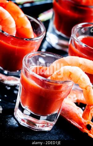 Gamberetti bolliti con salsa di peperoncino di pomodoro, fondo nero, fuoco selettivo Foto Stock