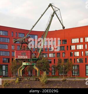 Archivio statale della Renania Settentrionale-Vestfalia con vecchia gru portuale nel porto interno, Germania, Renania Settentrionale-Vestfalia, Ruhr Area, Duisburg Foto Stock