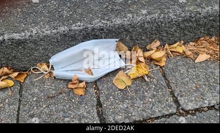 Maschera di protezione in un percorso, Germania Foto Stock