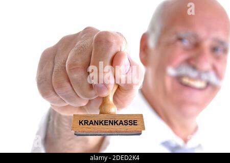 Vecchio uomo con timbro nella sua mano scritta Krankenkasse / assicurazione sanitaria, Germania Foto Stock