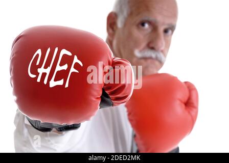 Uomo anziano con guanti da boxe lettering chef, Germania Foto Stock