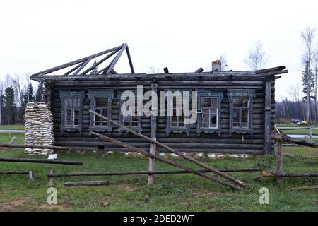 Vista dell'edificio del villaggio bruciato, Russia Foto Stock